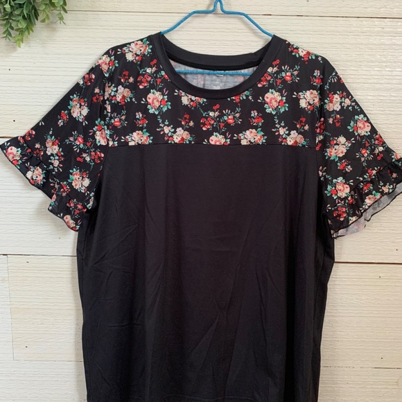 Floral Short Sleeve Blouse. Size XXL - Picture 2 of 9
